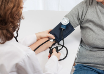 Xử trí đúng cơn tụt huyết áp tại nhà để phòng ngừa tai biến